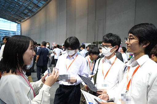 当社の事業について説明の様子
