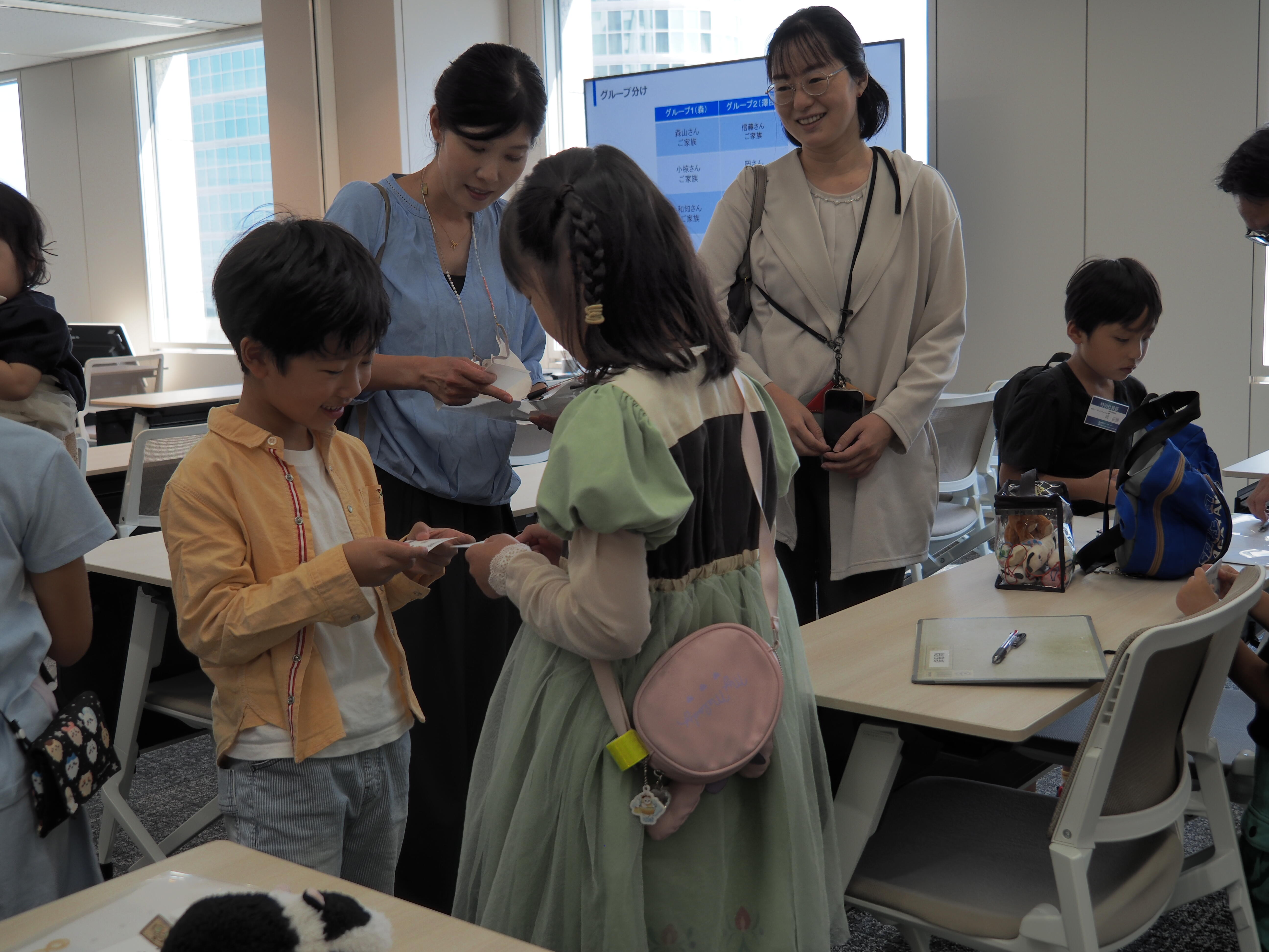 名刺交換体験の様子